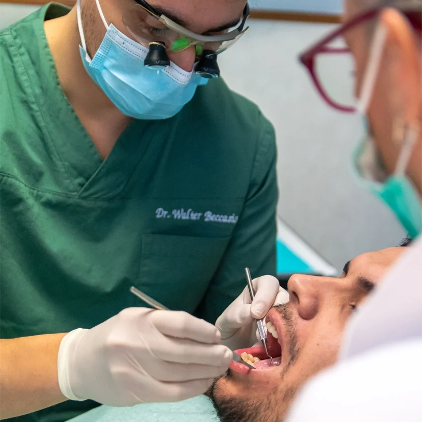 Affida il tuo sorriso a mani esperte